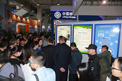 天坦移動(dòng)醫(yī)、護(hù)亮相信博會(huì)，展臺(tái)前人頭攢動(dòng)